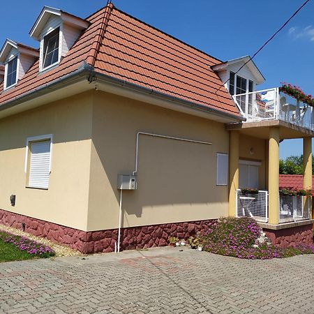 Anikó Apartmanház Balatonföldvár Exterior foto