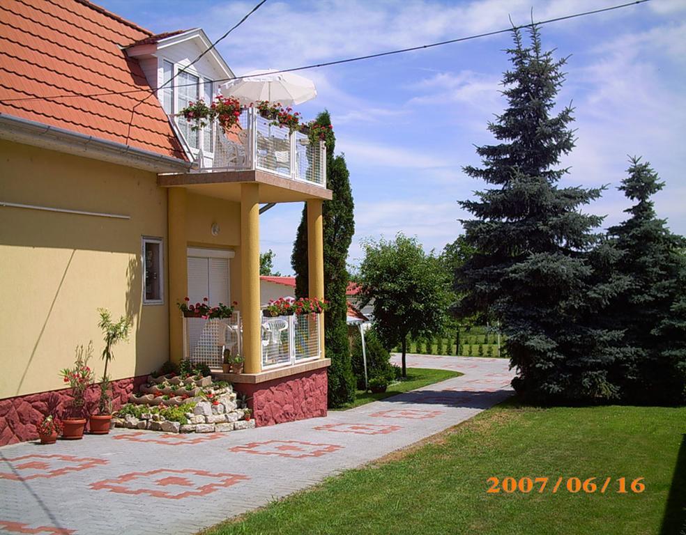 Anikó Apartmanház Balatonföldvár Exterior foto