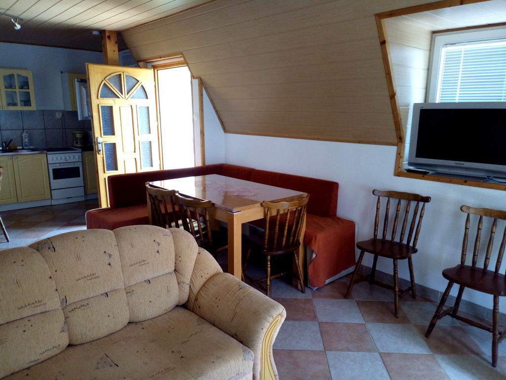 Anikó Apartmanház Balatonföldvár Exterior foto